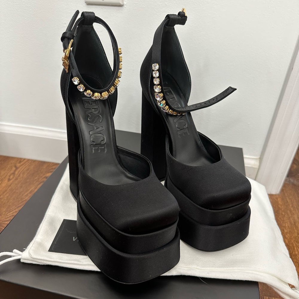 Versace Medusa Satin Pump